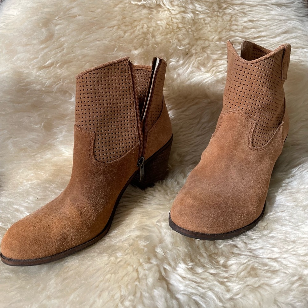 Vince Camuto suede ankle boots size 7M